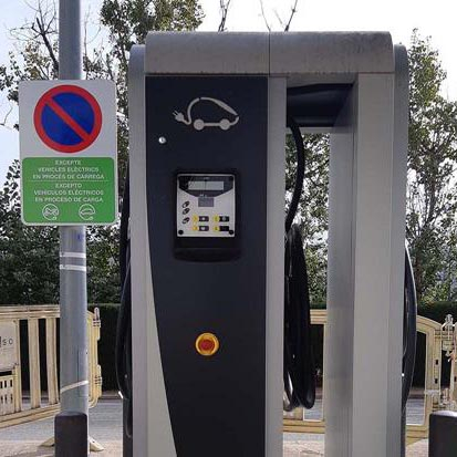 Punt de recàrrega ràpida de vehicles elèctrics al sector nord