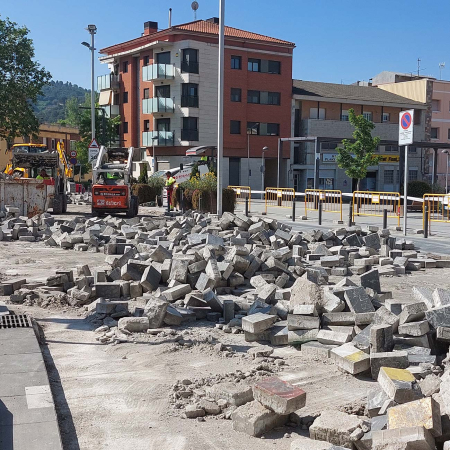 obres de repavimentació del tram de Pompeu Fabra sobre la llosa