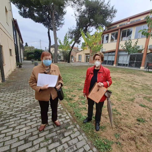 Les persones usuàries del Casal de la gent gran entreguen els dossiers dels tallers virtuals