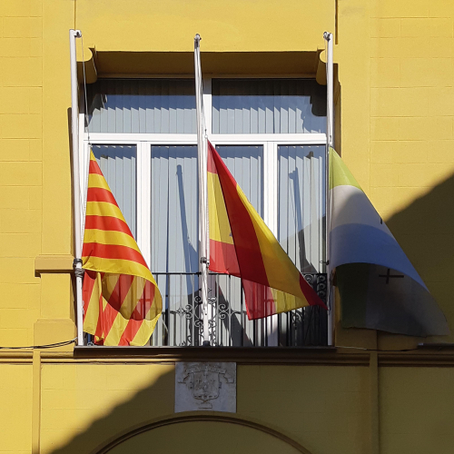 Banderes de l'Ajuntament de Montmeló a mig pal