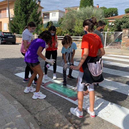 Alumnes de 5è i 6è pintant els camins escolars