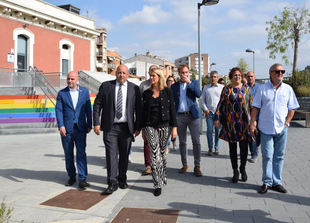 La delegada  amb les regidores i regidors de l'Ajuntament a la llosa de soterrament