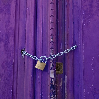 La puerta violeta