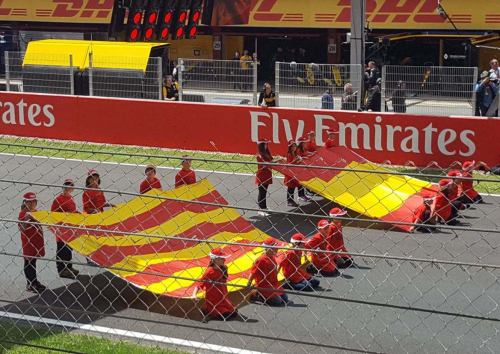 Cerimònia de les banderes amb la participació d'infants de Montmeló