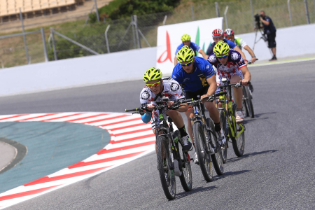 Els pilots catalans en bicicleta pels voltants del Circuit