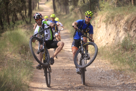 Els pilots catalans en bicicleta pels voltants del Circuit